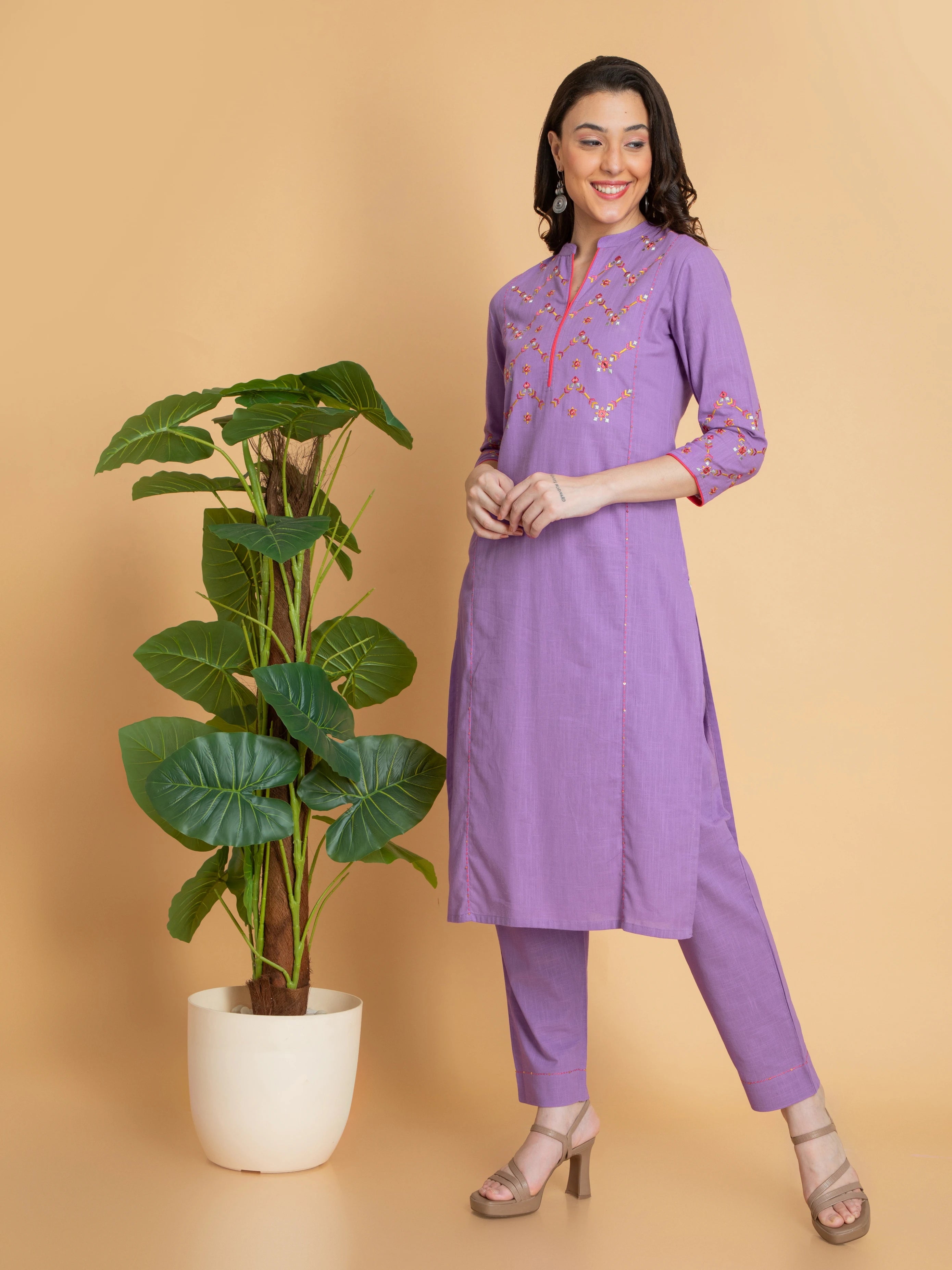 MIRROR EMBROIDERY 2PC KURTA PANT SET DETAILED WITH KANTHA WORK.